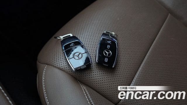 Mercedes-Benz E-Class 2022 — Photo 17/30