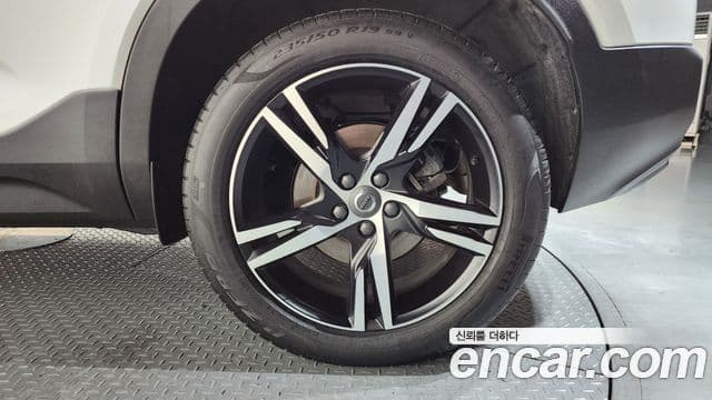 Volvo XC40 2020 — Photo 16/32