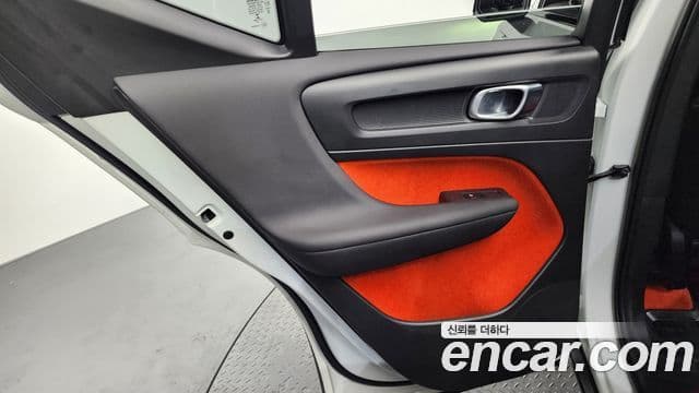 Volvo XC40 2020 — Photo 24/32