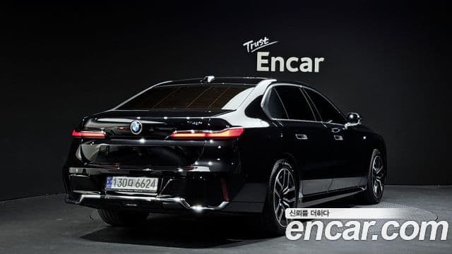 BMW 7 Series 2023 — Photo 8/20