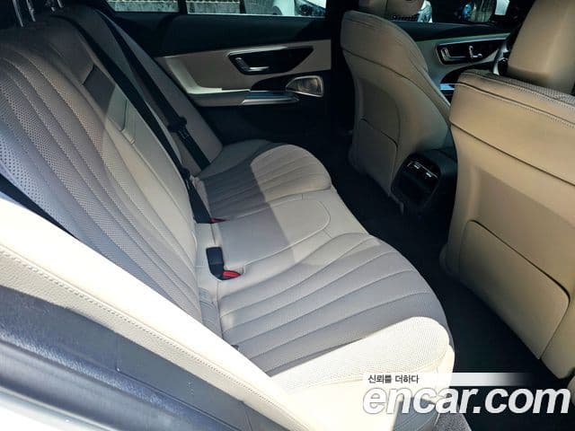 Mercedes-Benz E-Class 2025 — ფოტო 18/20