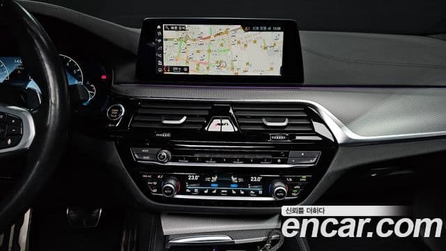 BMW 5 Series 2019 — Şəkil 13/20