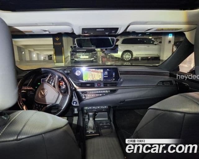 Lexus ES300h 2019 — Şəkil 8/16