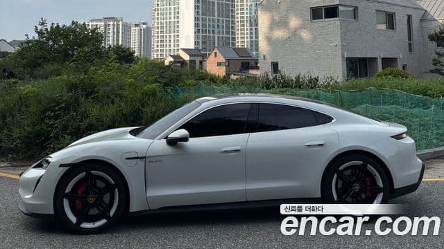 Porsche Taycan 2021 — ფოტო 9/14