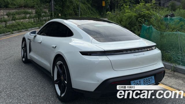 Porsche Taycan 2021 — ფოტო 12/14