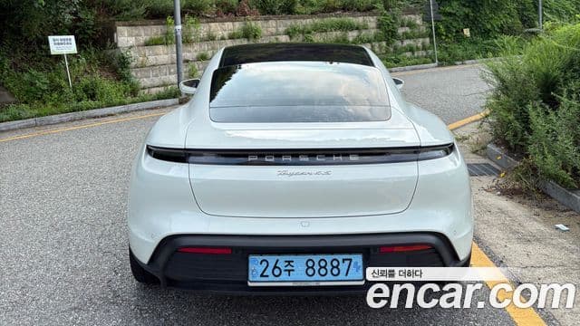 Porsche Taycan 2021 — ფოტო 2/14
