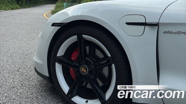 Porsche Taycan 2021 — ფოტო 8/14