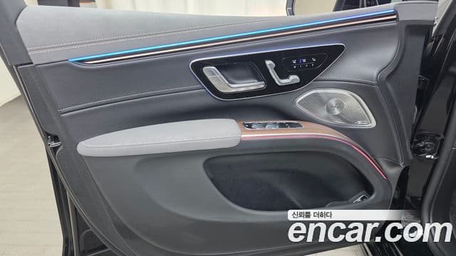Mercedes-Benz EQS SUV 2023 — Photo 31/33