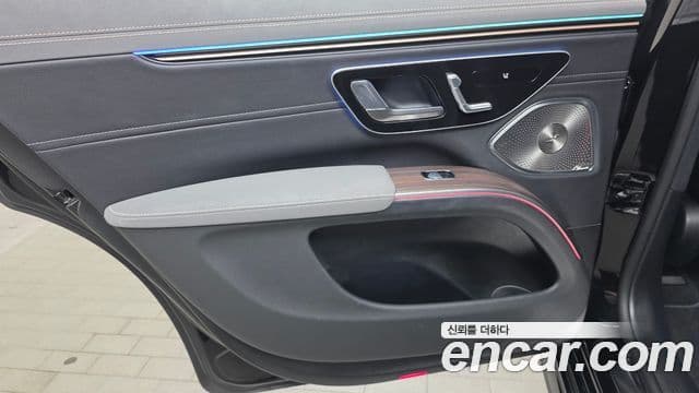 Mercedes-Benz EQS SUV 2023 — Photo 25/33