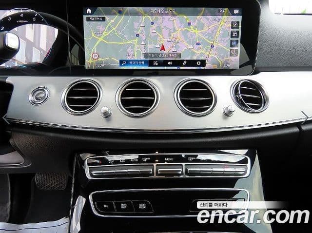 Mercedes-Benz E-Class 2021 — ფოტო 14/20