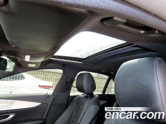 Mercedes-Benz E-Class 2021 — ფოტო 17/20