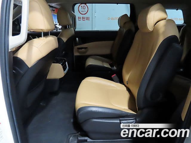 Kia Carnival 2021 — фото 10 из 20