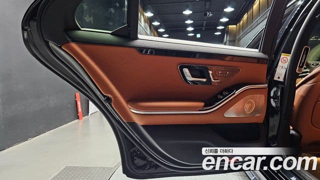 Mercedes-Benz S-Class 2024 — Photo 17/31