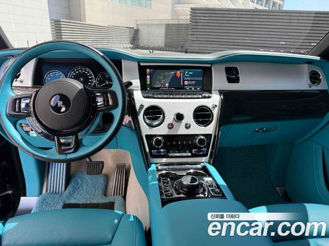 Rolls-Royce Cullinan 2023 — фото 15 из 19