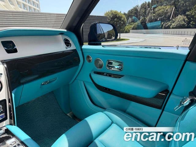Rolls-Royce Cullinan 2023 — фото 16 из 19