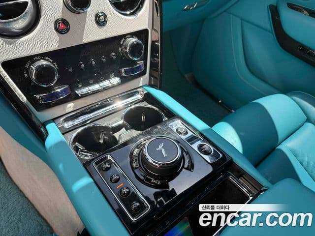 Rolls-Royce Cullinan 2023 — фото 17 из 19