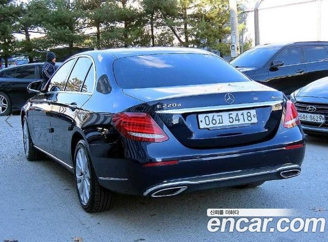 Mercedes-Benz E-Class 2018 — Şəkil 19/20