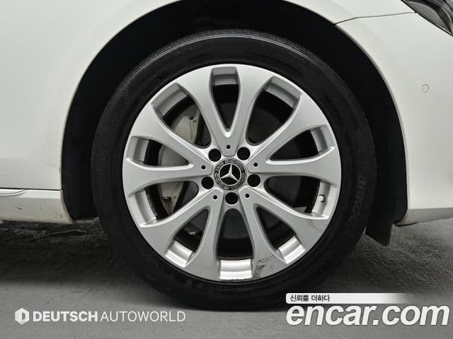 Mercedes-Benz E-Class 2018 — Şəkil 19/20
