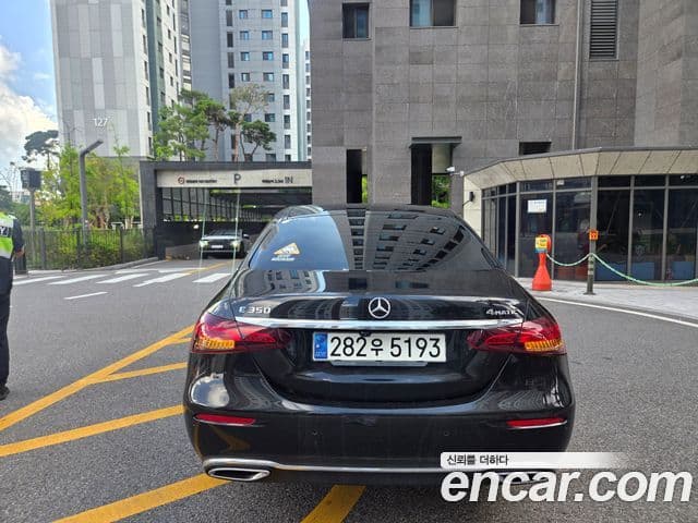 Mercedes-Benz E-Class 2021 — ფოტო 7/17