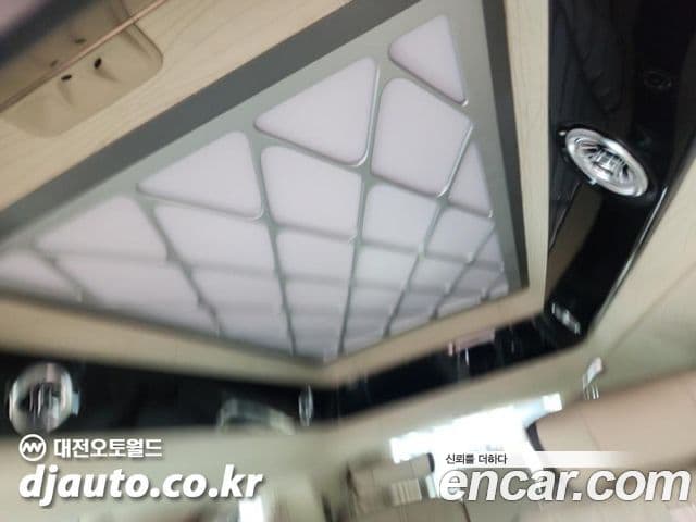 Kia Carnival 2021 — ფოტო 8/16