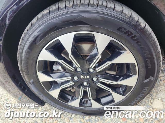 Kia Carnival 2021 — ფოტო 14/16