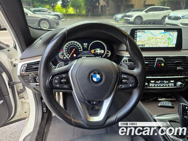 BMW 5 Series 2018 — Şəkil 13/20