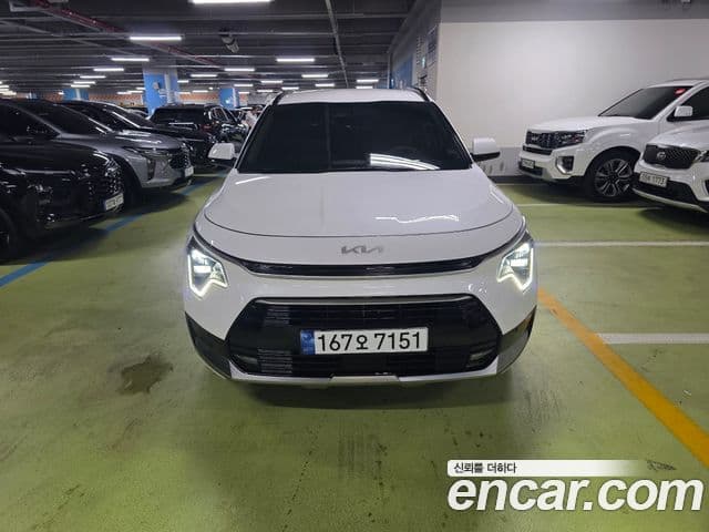 Kia Niro 2023 — ფოტო 1/17