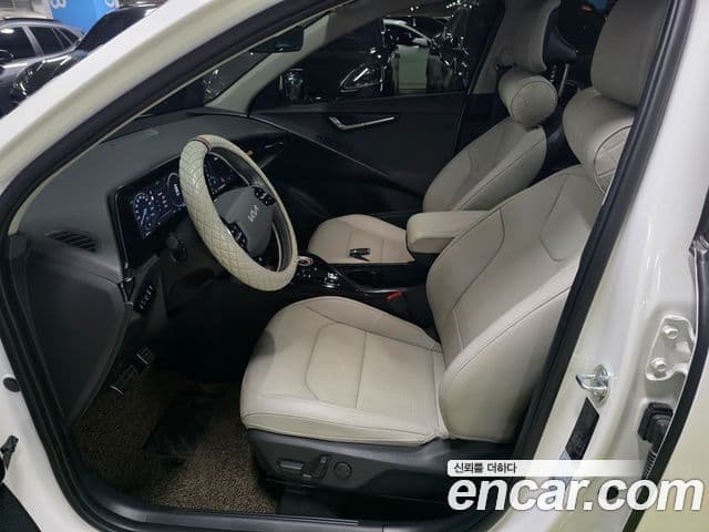 Kia Niro 2023 — ფოტო 8/17