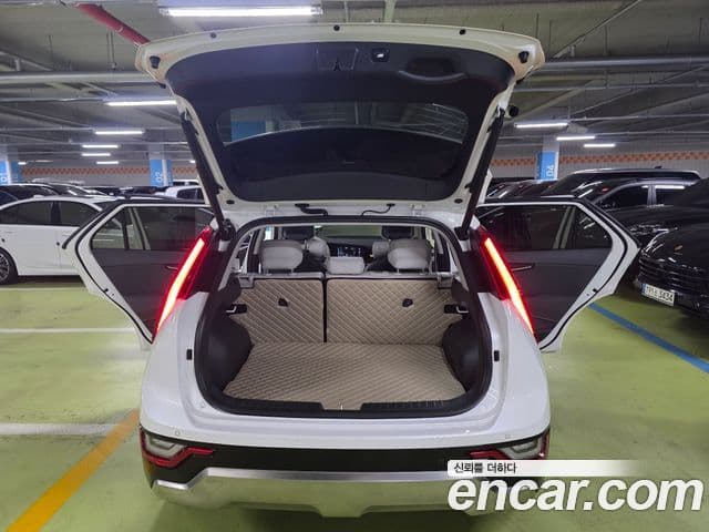 Kia Niro 2023 — ფოტო 11/17