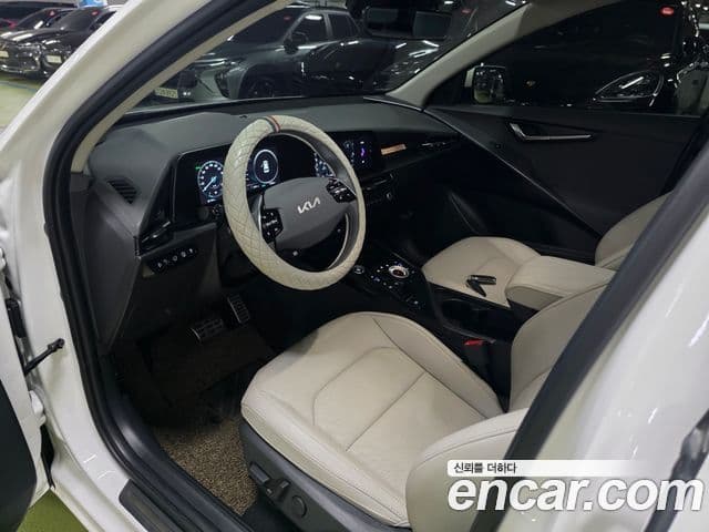 Kia Niro 2023 — ფოტო 13/17