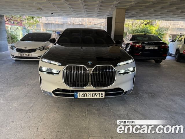 BMW 7 Series 2023 — ფოტო 1/10