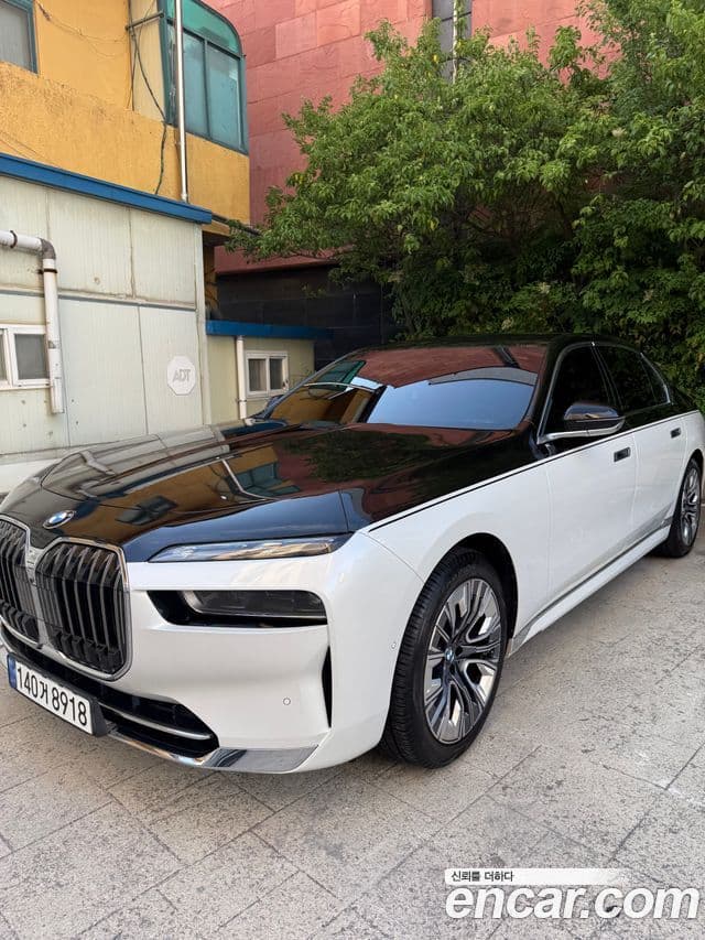 BMW 7 Series 2023 — фото 2 из 10