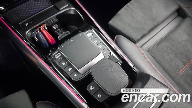 Mercedes-Benz GLA-Class 2021 — Şəkil 18/20