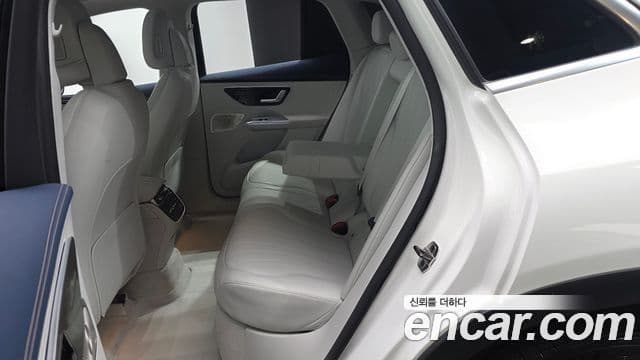 Mercedes-Benz EQE SUV 2023 — ფოტო 15/35