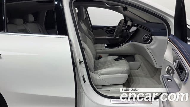 Mercedes-Benz EQE SUV 2023 — ფოტო 28/35