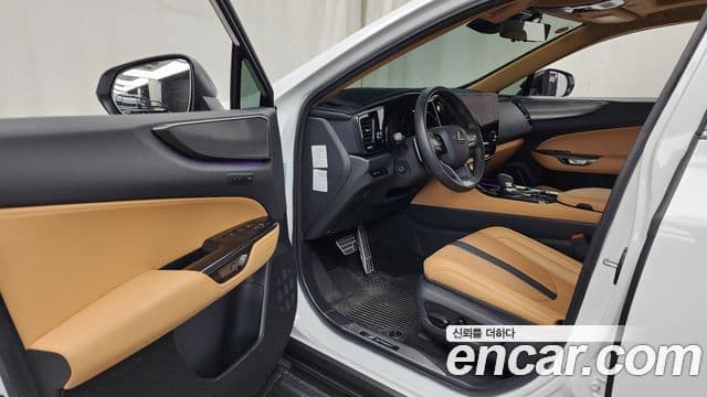 Lexus NX450h+ 2025 — Photo 16/34