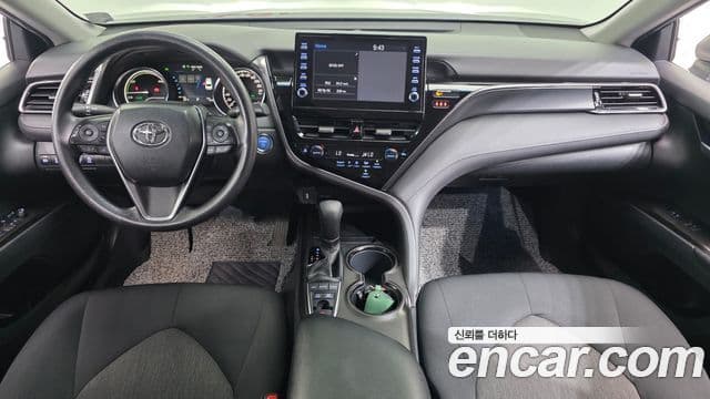 Toyota Camry 2023 — Photo 8/20
