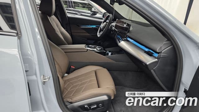 BMW 5 Series 2025 — Photo 12/32