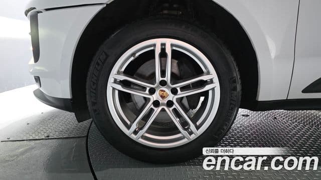 Porsche Macan 2021 — ფოტო 5/20