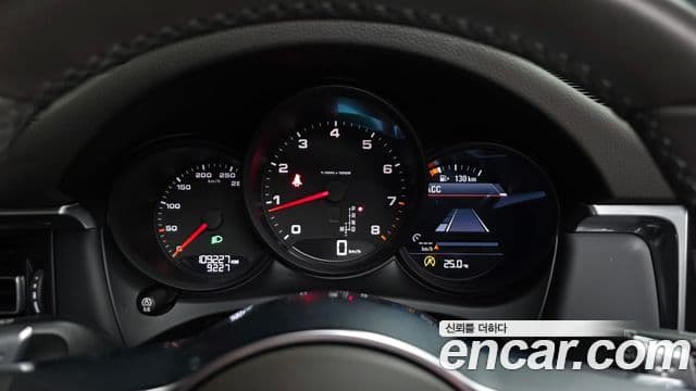 Porsche Macan 2021 — ფოტო 8/20