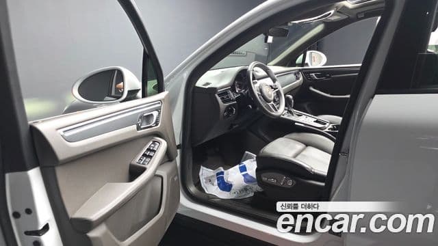 Porsche Macan 2021 — ფოტო 10/20