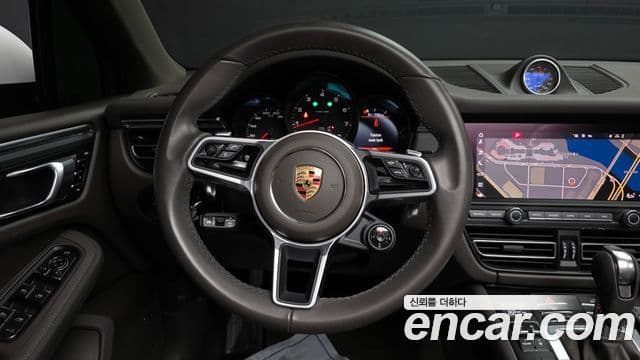 Porsche Macan 2021 — ფოტო 13/20