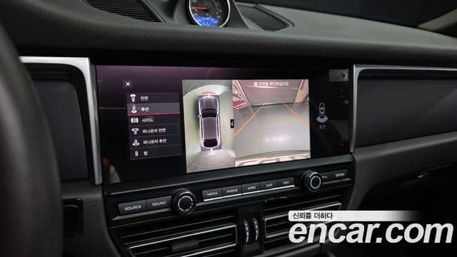 Porsche Macan 2021 — ფოტო 15/20