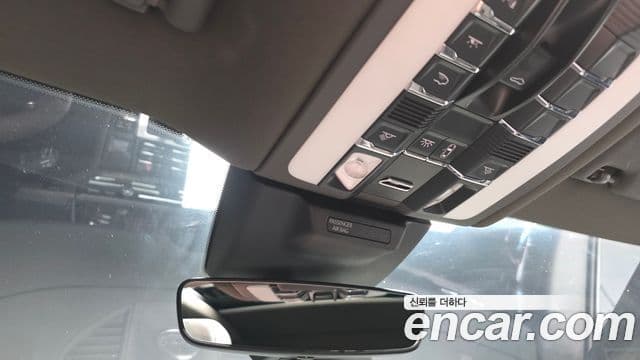 Porsche Macan 2021 — ფოტო 19/20