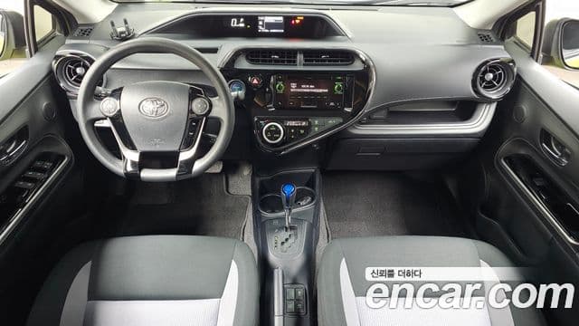 Toyota Prius C 2018 — ფოტო 7/20