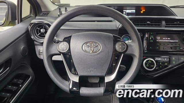 Toyota Prius C 2018 — ფოტო 14/20