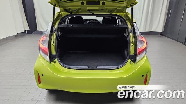 Toyota Prius C 2018 — ფოტო 17/20