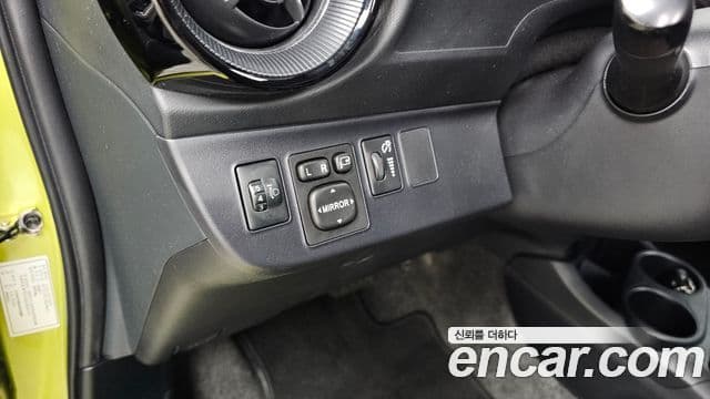 Toyota Prius C 2018 — ფოტო 19/20