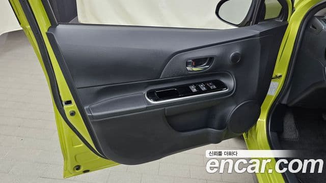 Toyota Prius C 2018 — Photo 31/32