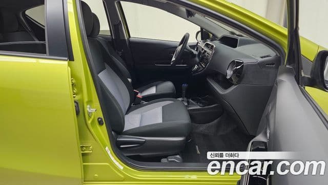 Toyota Prius C 2018 — Photo 8/32